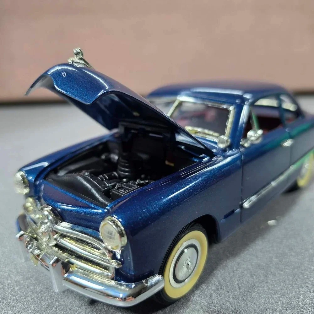 Ford 1949 Custom Coupe Diecast Model 1:18 Mira Solido Excellent Metallic